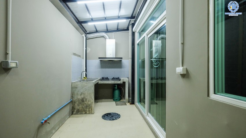 ทาวน์เฮ้าส์มือสองย่านนนทบุรี โครงการ คาซ่าซิตี้ ราชพฤกษ์-พระราม5 บ้านสวยพร้อมอยู่  เนื้อที่ 18.50 ตร.ว. ฟังก์ชัน 3 ห้องนอน 2 ห้องน้ำ *แถมเฟอร์นิเจอร์ให้ทั้งหลัง* พร้อมบิวท์อินห้องครัว บนทำเลที่เชื่อมต่อถนน รัตนาธิเบศร์, ราชพฤกษ์, นครอินทร์ เข้าเมืองสะดวก ใกล้รถไฟฟ้า สถานี "บางพลู"…